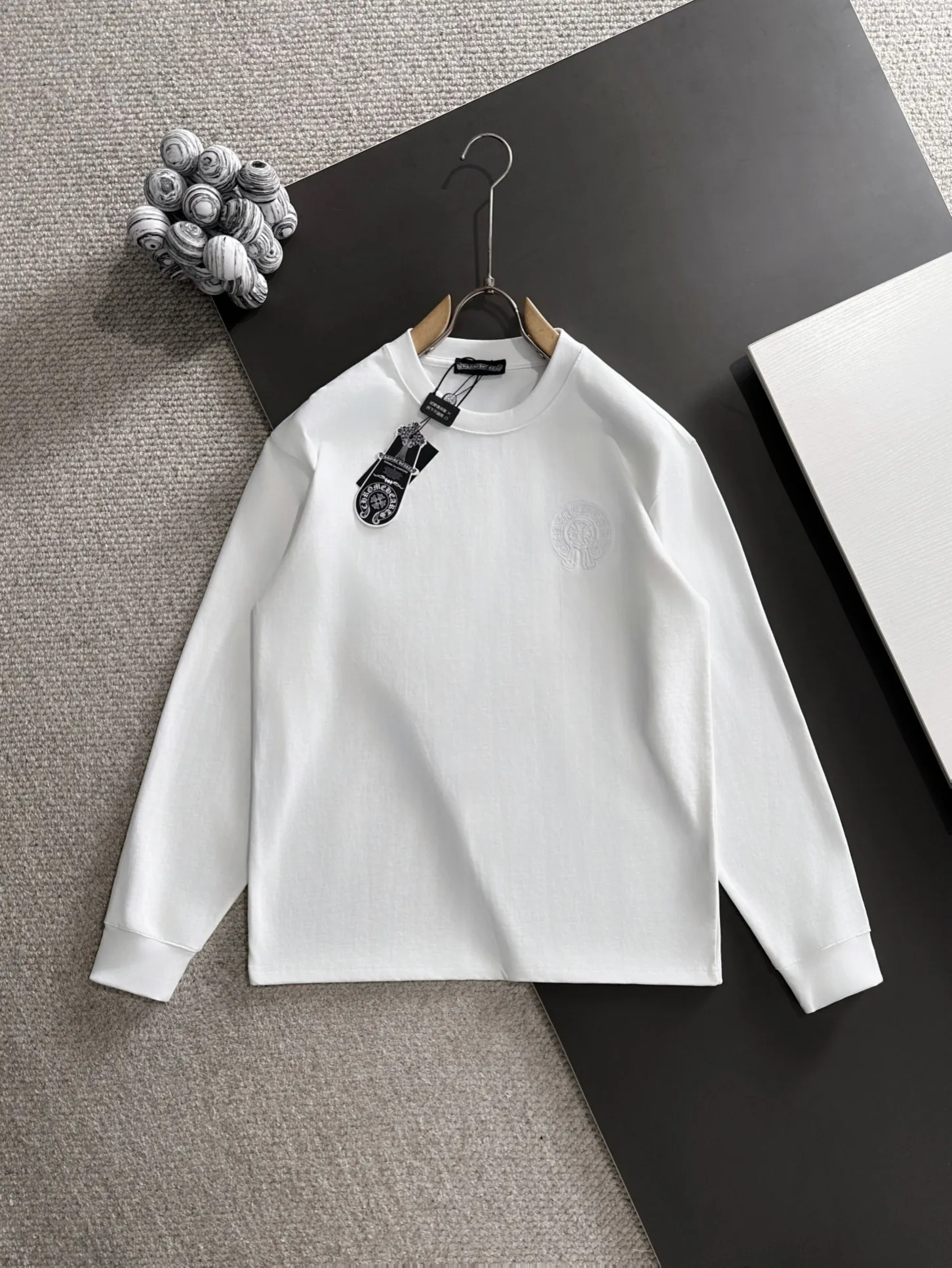 P270 Chrome Hearts* (exclusive quality in the market) hot style 2꯭0꯭2꯭5 new autumn style long T. Original ⌚️ high version Chrome Hearts. The fabric is made of 380g high-density pure cotton custom fabric. It does not deform or shrink. The three-dimensional drape is amazing. Process introduction: The front and back panels are embroidered with Behringer stacked show thousands of needles. Color: White SIZE: S-XXL